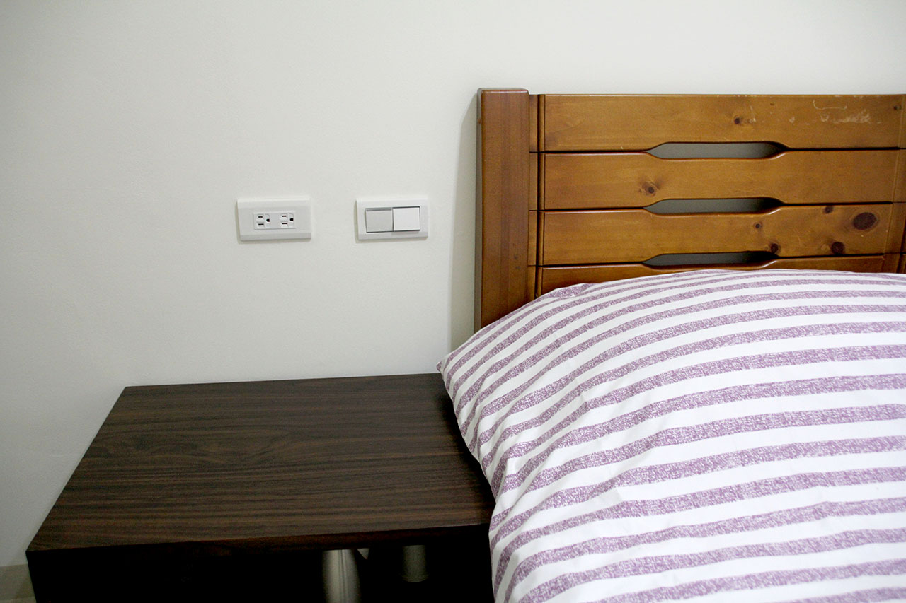 宜蘭便宜民宿-雙人房-床頭即有充電孔